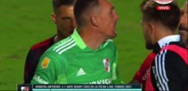 River perdió con Unión: Armani quiso ir a buscar a Pitana y lo frenaron sus compañeros