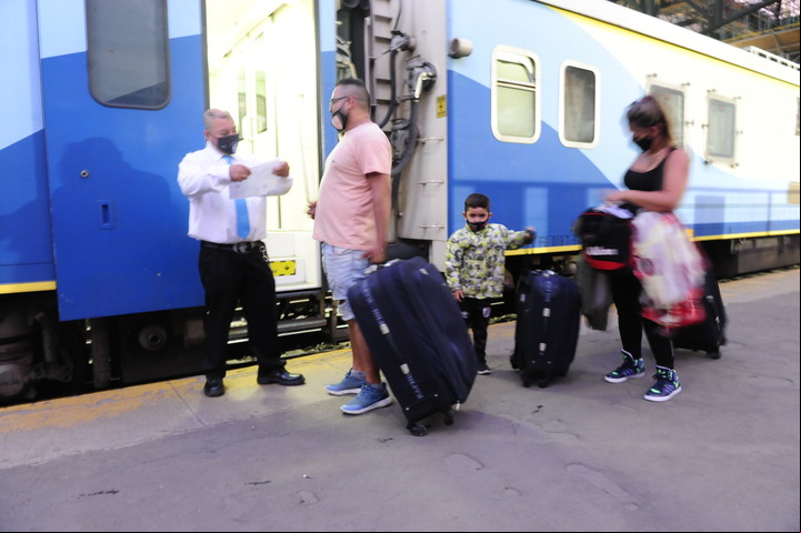 El tren a Mar del Plata tiene una capacidad de 570 pasajeros. El promedio de ocupación es del 90%. Foto Luciano Thieberger.