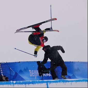 Quería ser la sorpresa de Beijing 2022 y chocó a un camarógrafo: el terrible accidente del esquiador Jon Sallinen
