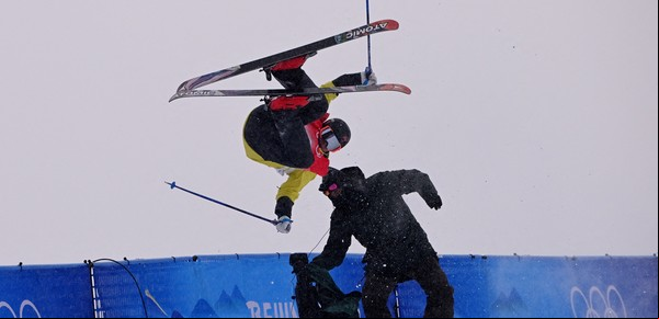 Quería ser la sorpresa de Beijing 2022 y chocó a un camarógrafo: el terrible accidente del esquiador Jon Sallinen