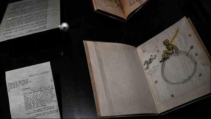 Los originales de El principito, una de las joyas de una gran exposición en el Museo de las Artes Decorativas de París. Foto: AFP.