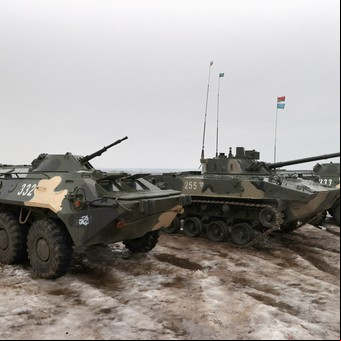 Rusia anuncia que retira más tropas de la frontera con Ucrania, pero Occidente desconfía