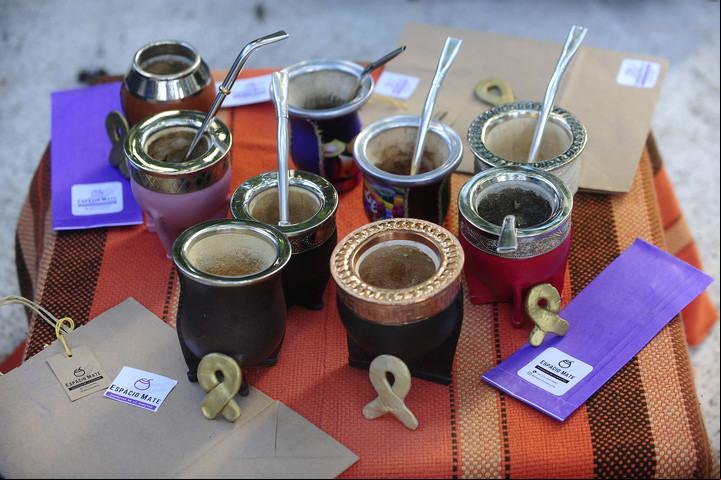 Los mates de Espacio Mate tienen el lazo dorado, símbolo que honra la valentía de los niños y adolescentes que padecen cáncer. (Foto: Juan Manuel Foglia)