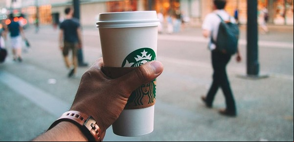 Un barista de Starbucks vio algo preocupante y escribió un mensaje secreto para una clienta