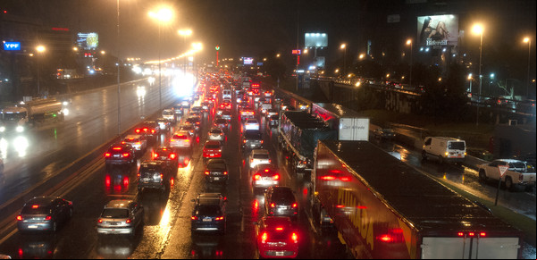 "Pisacolas" en autopistas: una mala costumbre que crece y causa 9 de cada 10 choques