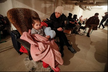 Guerra Rusia-Ucrania: 100.000 ucranianos huyen de sus casas y miles cruzan la frontera tras la invasión rusa