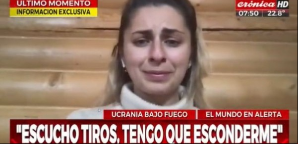 Video: la entrevistaban desde Ucrania por la guerra, comenzaron los bombardeos y tuvo que refugiarse en vivo