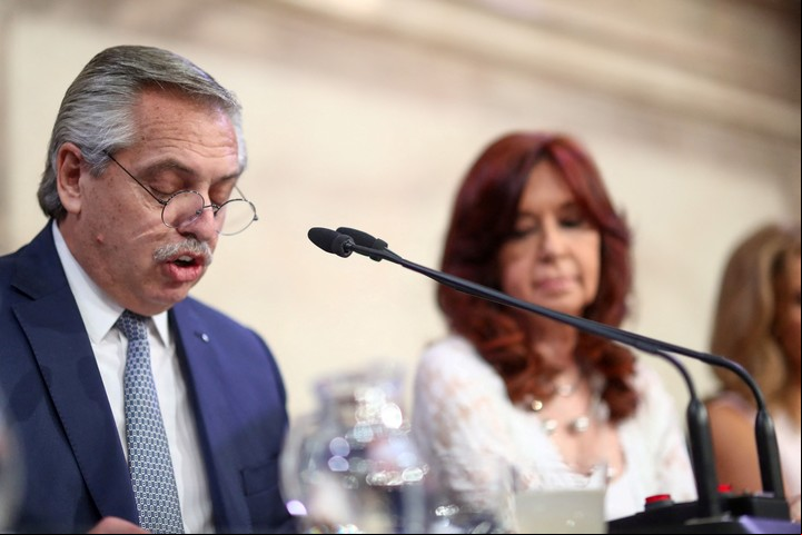 Cristina Kirchner sigue con atención el discurso de Alberto Fernández.