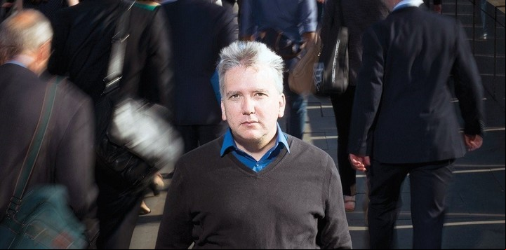 Mark Fisher fue profesor en el Departamento de Culturas Visuales en el Goldsmiths College de la Universidad de Londres.