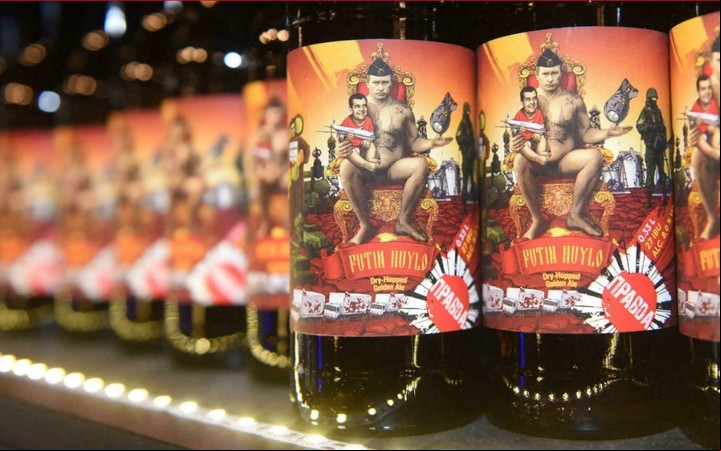 La cervecería Pravda y su cerveza llamada "Putin Huilo" ("Putin cabeza de pene"), en la ciudad de Lviv, Ucrania (Yuriy Dyachyshyn - AFP).