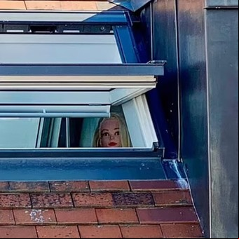 Los vecinos de al lado se quejaron porque construyó una ventana y les puso un maniquí que los miraba sin parar