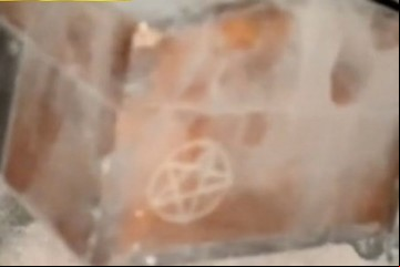 Encontró una misteriosa caja escondida en el interior de una pared: "No abrir"