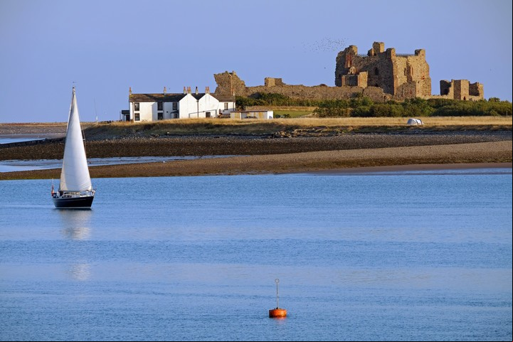 Un velero camino a Piel Island. Foto Shutterstock.