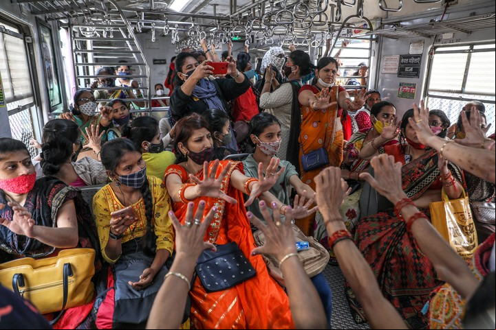 Mujeres indias practican yoga en el interior de un tren en Bombay, en la India. Foto: EFE