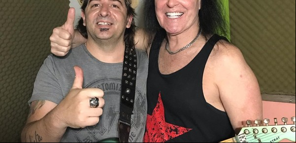 Toca con el cantante de AC/DC y vive en Lomas de Zamora