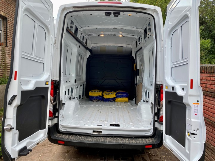 La Ford Transit antes de ser cargada con las donaciones para Corrientes.