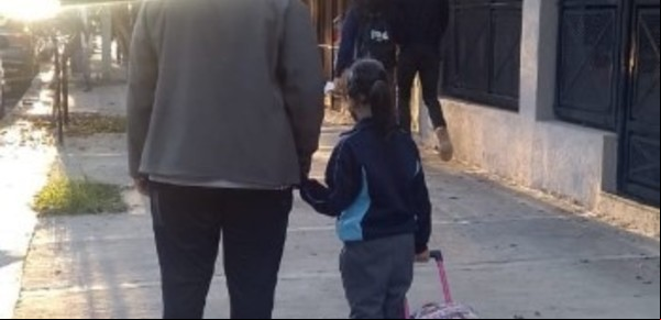 La historia de Milagros, la nena de 6 años que es celíaca y tuvo que comer en una plaza porque su colegio no le dejaba usar el comedor
