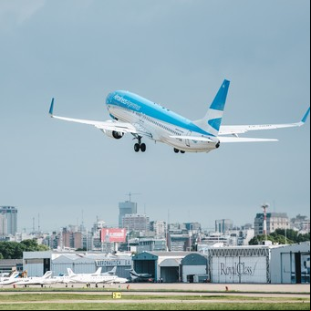 Jubilados: cómo comprar pasajes con descuento para volar por la Argentina