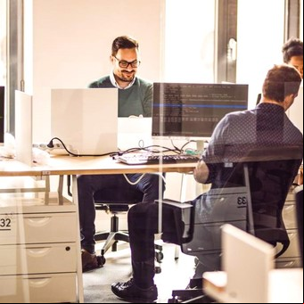 Trabajar en tecnología: lanzan un portal para jóvenes que buscan su primer empleo en el sector