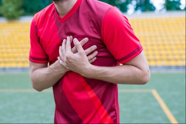Dolor torácico, el síntoma característico del infarto. Foto Shutterstock.