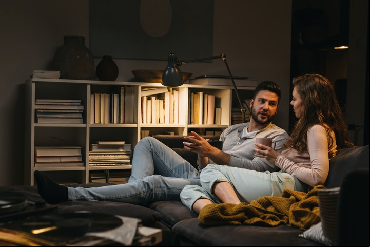 Quedarnos hasta tarde no es una buena idea si hay que madrugar. Foto Shutterstock.