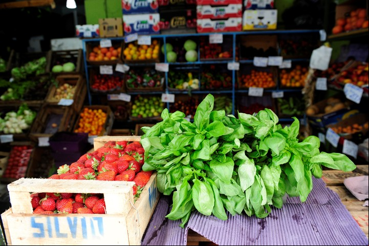 Con Cuenta DNI se accede a descuentos del 40% en verdulerías y fruterías, los sábados y domingos. Foto: Luciano Thieberger.