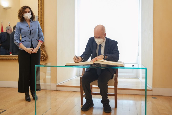 La presidenta de la Comunidad de Madrid, Isabel Diaz Ayuso, recibió a Horacio Rodríguez Larreta, este miércoles en la Real Casa de Correos, sede del Ejecutivo autonómico. Foto: EFE