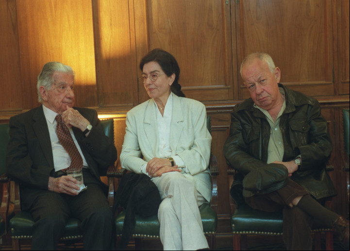 En 1999, Vlady Kociancich integró el Jurado de Honoer del Premio Clarín Novela junto a Roa Bastos y Andrés Rivera
