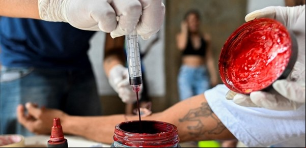 El artista que pinta murales con sangre de tatuados