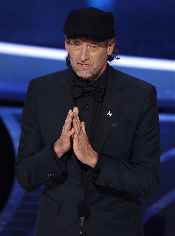 La emoción de Troy Kotsur en los Oscar 2022. EFE/EPA/ETIENNE LAURENT