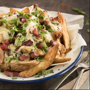 Papas gratinadas con queso y panceta