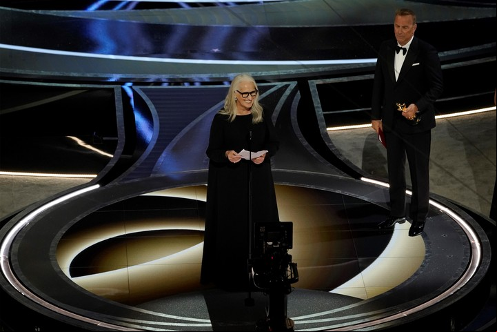 Para mí sola. Jane Campion recibió de Kevin Costner el único premio a "El poder del perro", a la mejor dirección. Foto AP