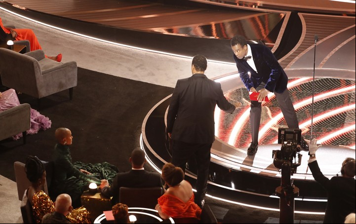 ¿Me irá a decir algo? Chris Rock, segundos antes de recibir el derechazo de Smith. Foto EFE