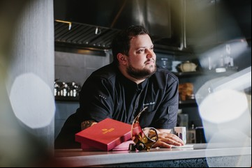 El chef que empezó lavando platos en Ramos Mejía y ganó una Estrella Michelin en Hong Kong