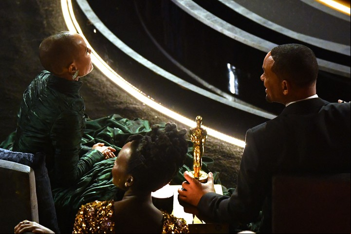 Jada Pinkett Smith, el Oscar y Will Smith, en la mesa en la primera fila de la ceremonia del domingo. Foto AFP
