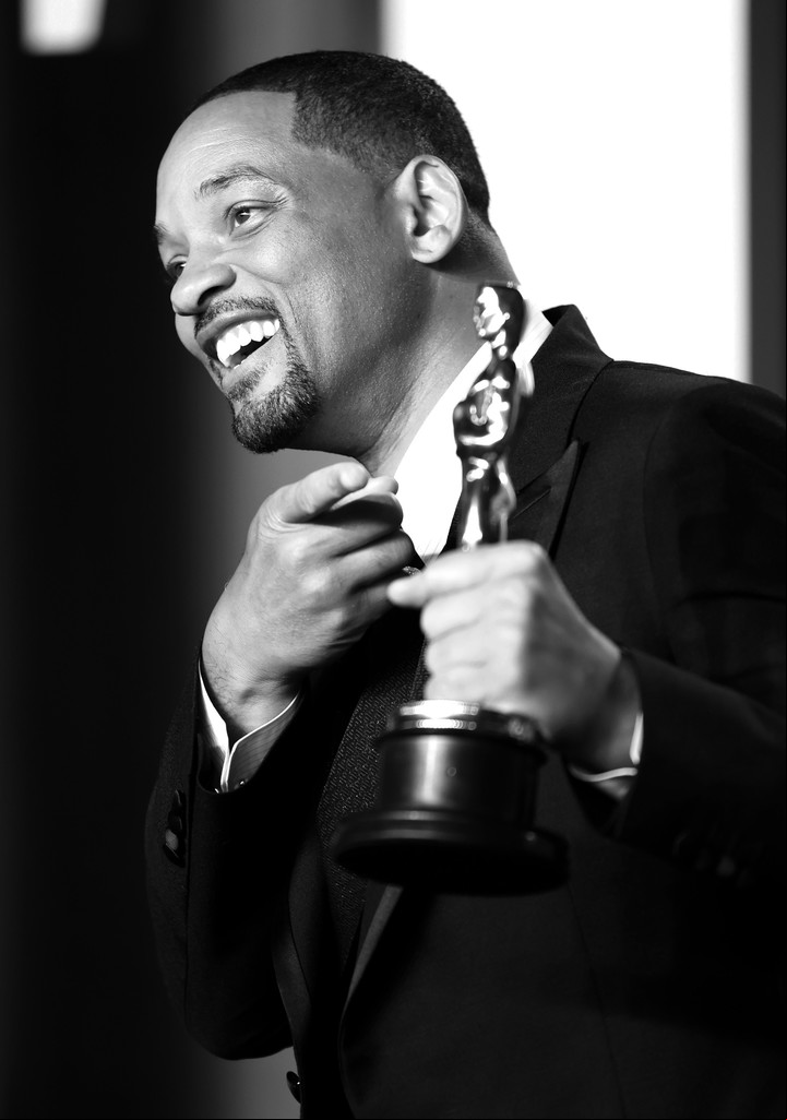 Will Smith, con su Oscar en la fiesta de Vanity Fair. Foto AFP