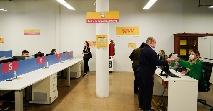 Las postas de vacunación contra el Covid también ofrecerán la vacuna antigripal. Foto Rafael Mario Quinteros