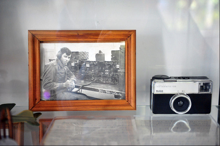 La cámara Kodak con la que Fabián Volonté sacó fotos durante la Guerra de Malvinas, en 1982. Está en el espacio permanente que tiene en el Museo de Flores.