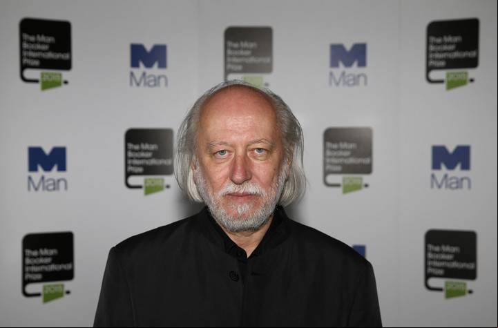 El escritor húngaro Laszlo Krasznahorkai, uno de los diez finalistas del Man Booker International Prize 2015, posa para una fotografía en el Victoria and Albert Museum de Londres el 19 de mayo de 2015, antes del anuncio del premio esta noche. AFP PHOTO / ADRIAN DENNIS