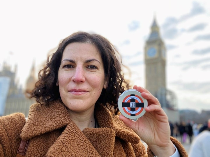 María Romero con uno de sus alfajores en Londres.