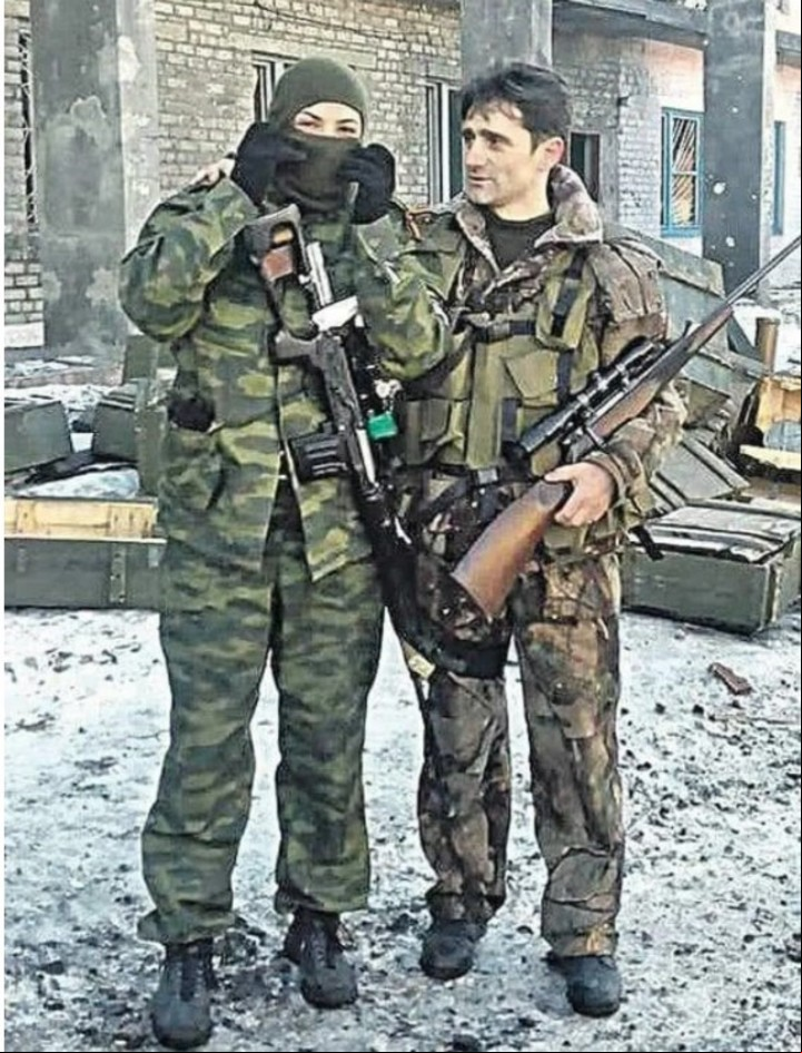Irina Starikova junto a un compañero de armas de la 11ª División de Operaciones Especiales del ejército ruso.