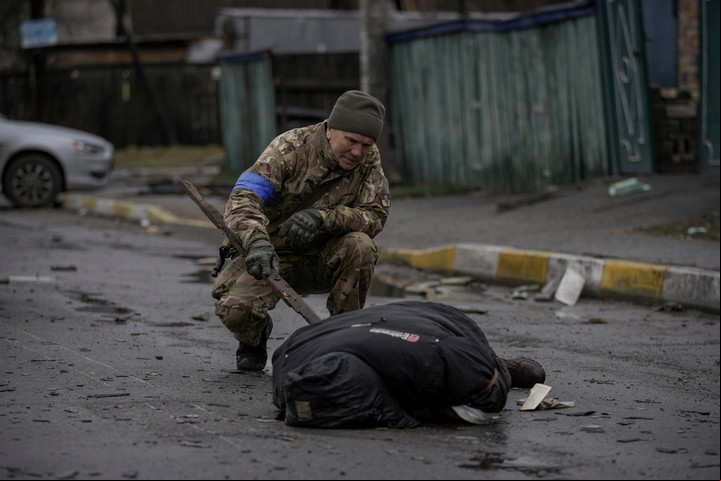 Port estas horas los soldados ucranianos siguen intentando saber qué pasó en Bucha. Foto: AFP