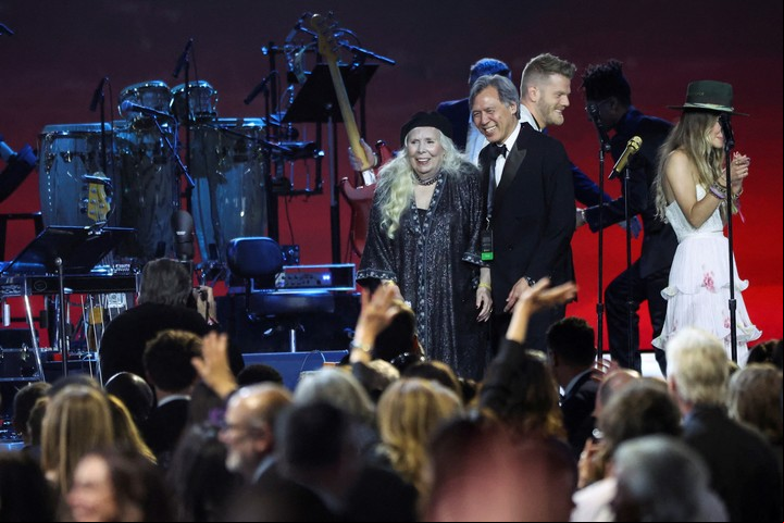 Scott Hoying y Joni Mitchell en la ceremonia. Foto: Reuters.