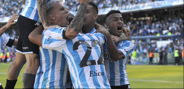 Racing reaccionó, dio vuelta el partido ante Sarmiento y vuela cada vez más alto