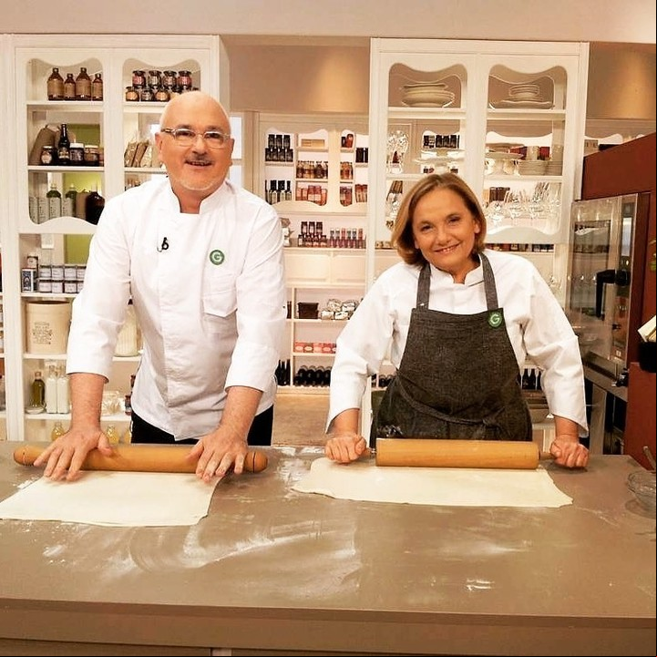 Con Osvaldo Gross, en el set de El Gourmet. Foto IG @dolliirigoyen