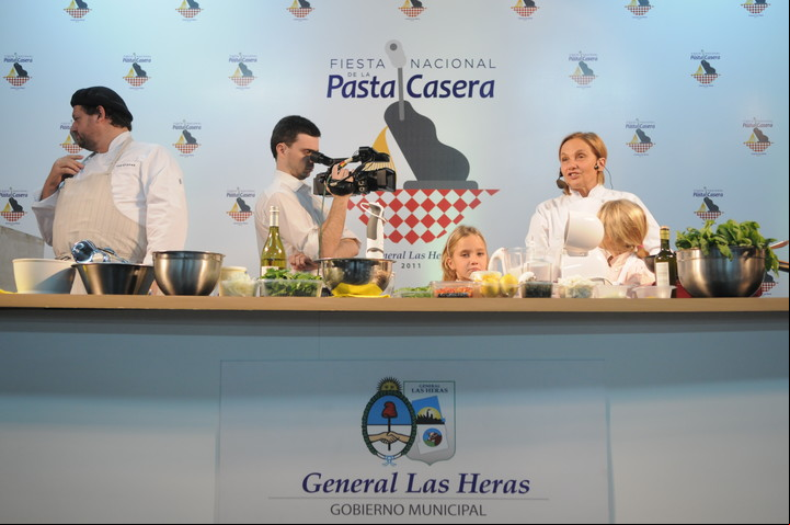 Dolli cocinando en su pueblo, Las Heras, en la Fiesta Nacional de la Pasta Casera en 2011. Foto Archivo