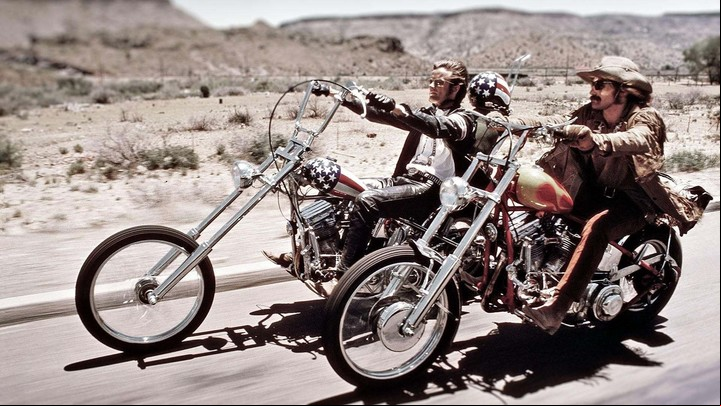 Peter Fonda, izquierda, sobre la Harley-Davidson bautizada como “Captain America".
