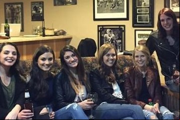 La ilusión óptica que desconcierta al mundo: la foto de seis mujeres sentadas