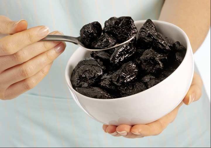Consumir ciruelas pasas tiene un impacto positivo en los huesos. Foto Shutterstock.