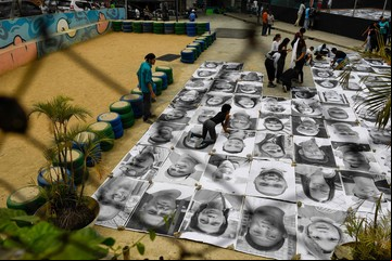 Violencia por arte: buscan cambiar el estigma de un barrio pobre de Caracas con una instalación fotográfica